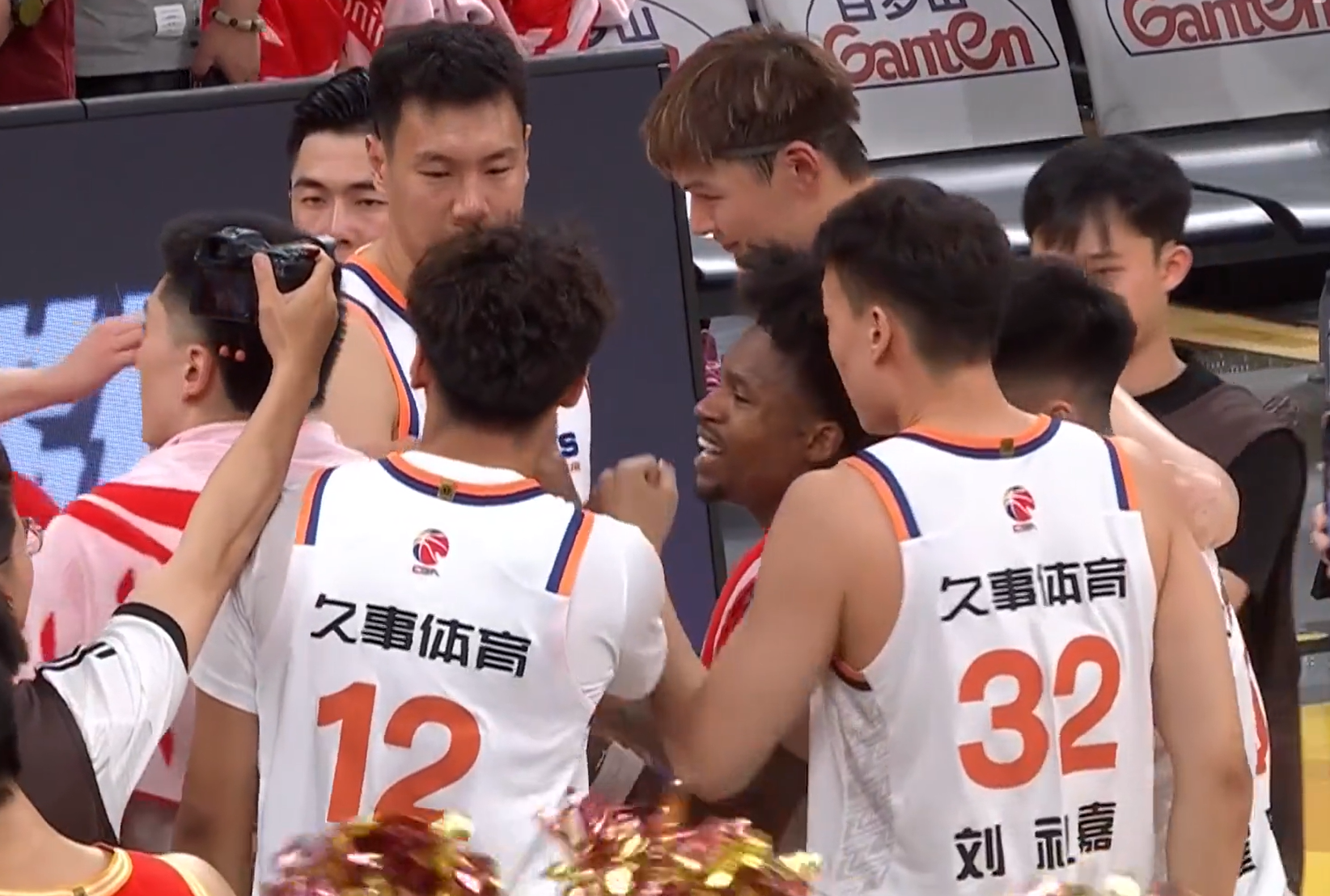 输给广厦8分！揪出1个表现最差之人，坑惨了上海队